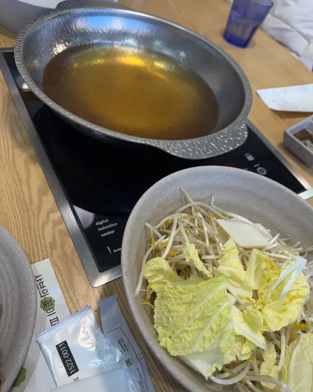 육수를 끓이는 모습