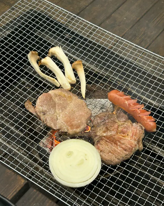 노릇하게 구워진 고기와 버섯, 소세지