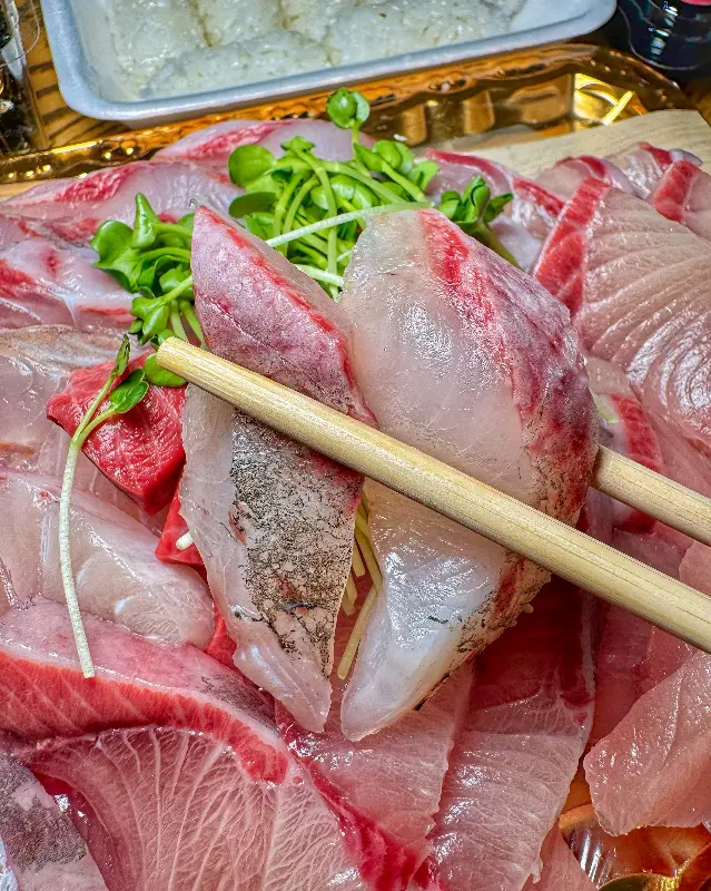 젓가락으로 집어 올린 대방어