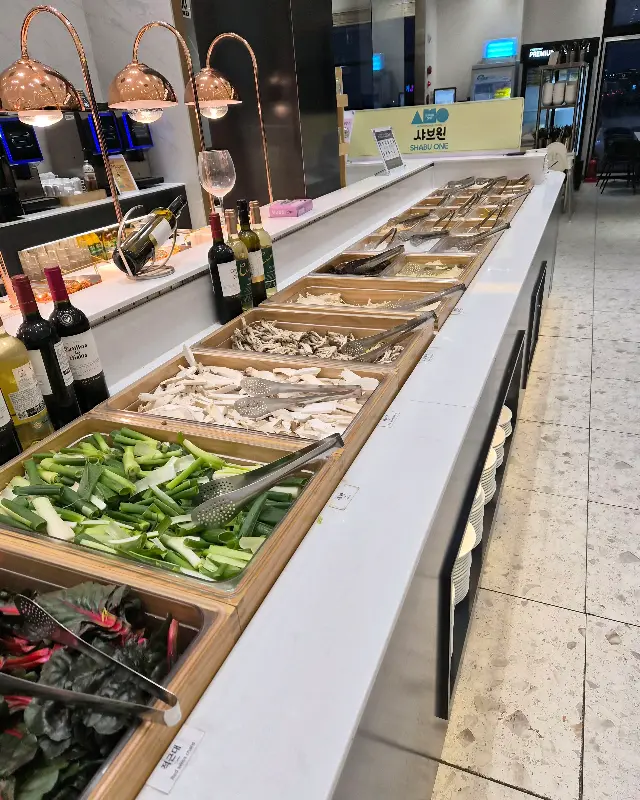 깔끔하게 정돈된 샐러드바