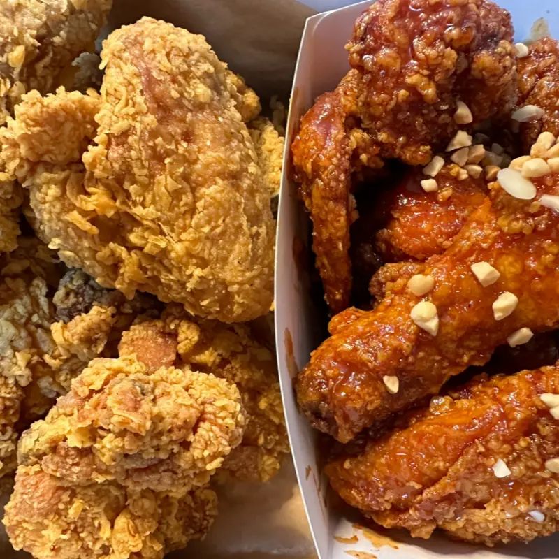 후라이드 치킨과 양념 치킨