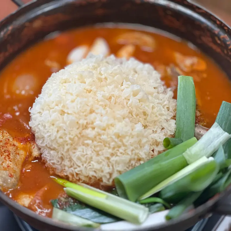 닭볶음탕에 푸짐하게 올라간 백목이버섯과 야채