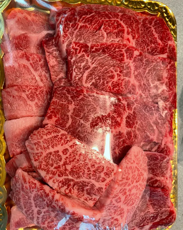 선물용으로 포장된 마블링이 환상적인 소고기의 모습