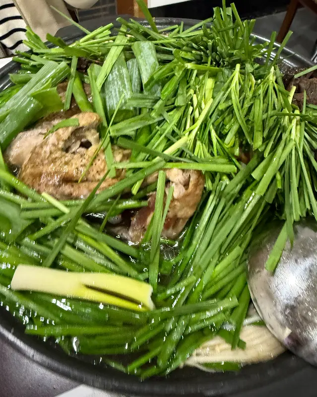 부추가 듬뿍 올려진 백숙