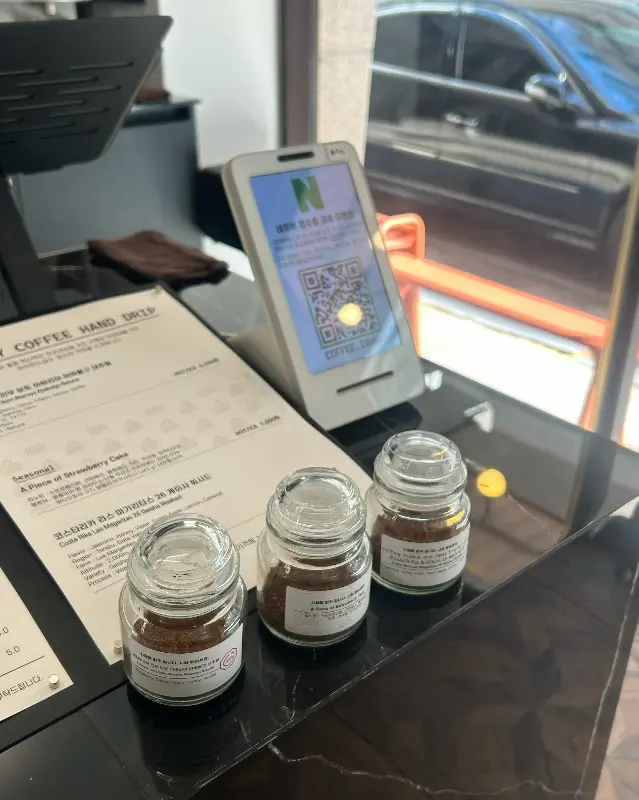 다양한 원두를 시향할 수 있도록 준비된 모습