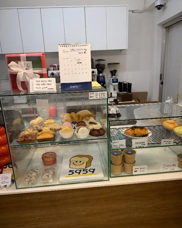 다양한 디저트가 진열된 쇼케이스