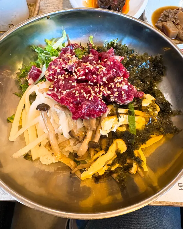 신선한 육회와 채소가 가득한 육회비빔밥