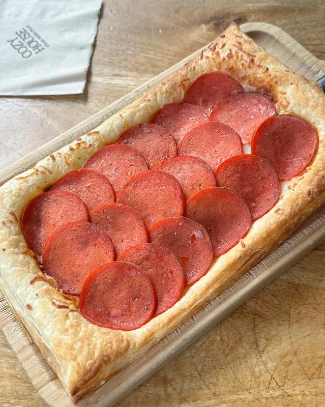 페퍼로니가 토핑된 피자 사진