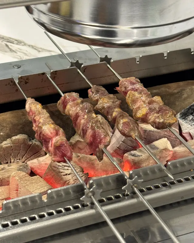 숯불 위에서 맛있게 익어가는 양꼬치