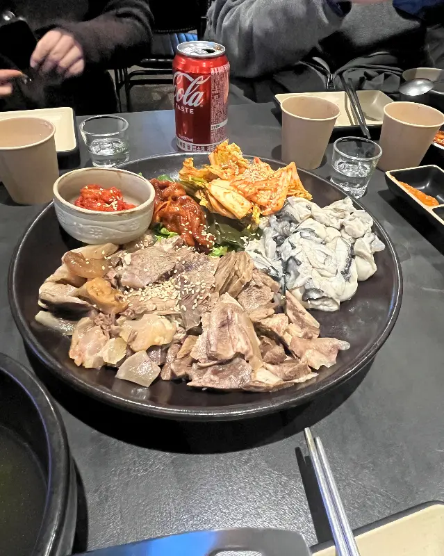 한우 수육과 굴, 김치가 함께 담겨 나온 굴보쌈의 모습