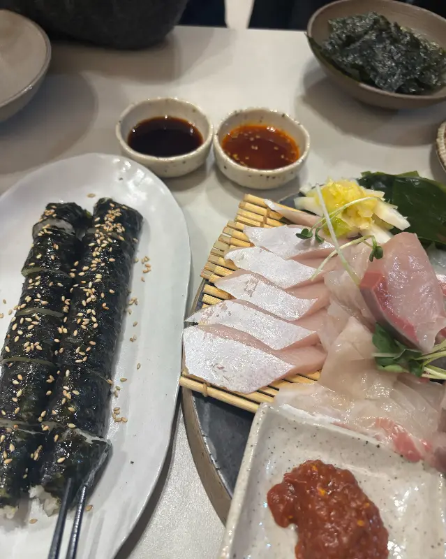 돌산 모듬회와 소금 김밥