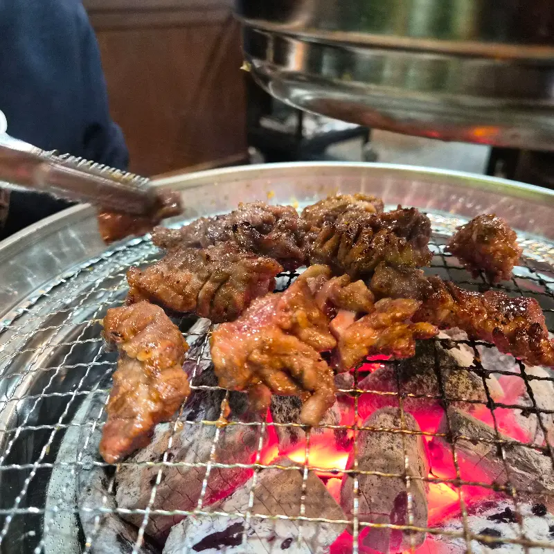숯불 위에서 익어가는 마늘갈비살