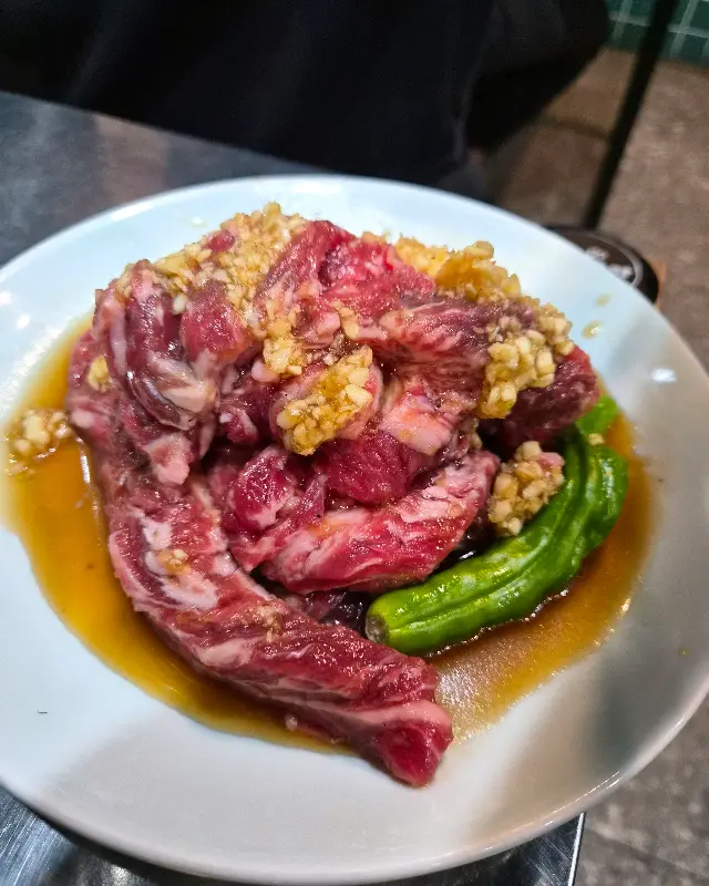 마늘 양념이 듬뿍 올려진 갈비살