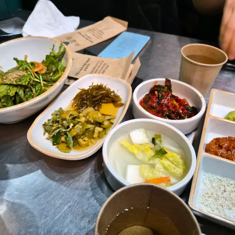 정갈하게 차려진 밑반찬