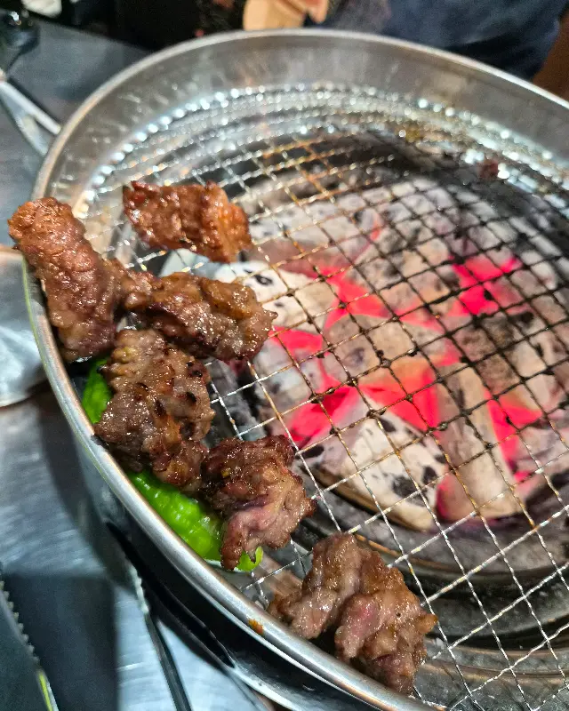 숯불에 구워지는 갈비살