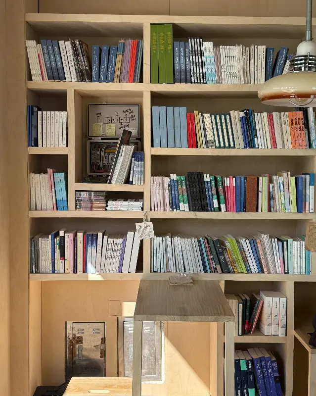 카페 내부 테이블 모습