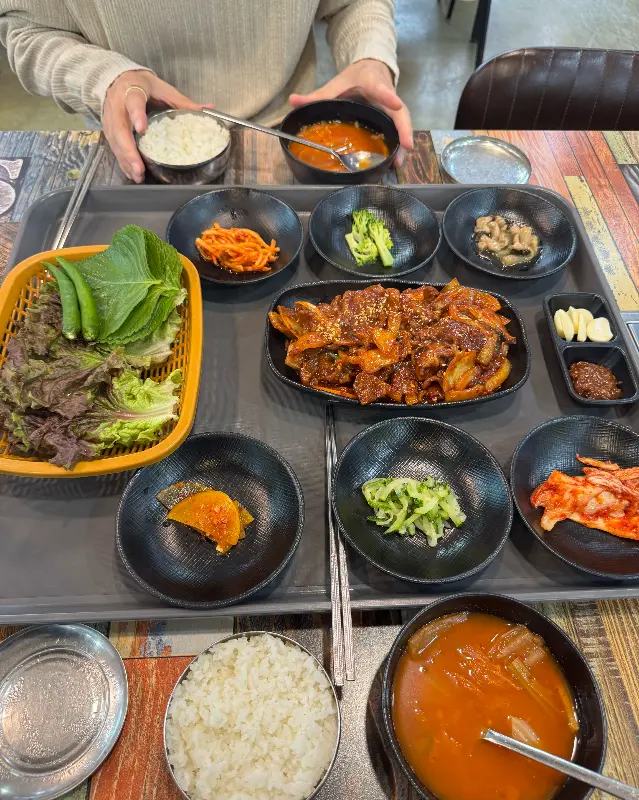 푸짐한 한 상 차림과 다양한 반찬들