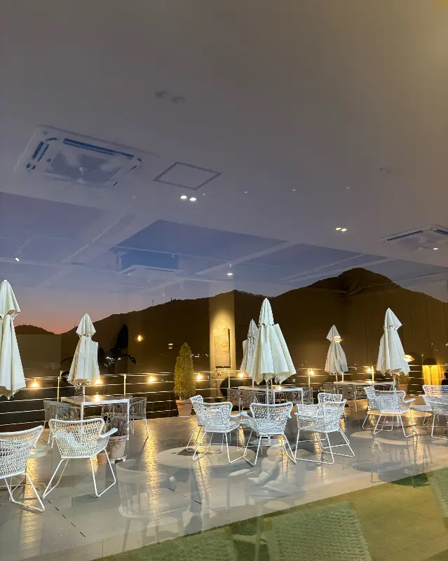 계절산책에서 즐거운 시간을 보내는 사람들