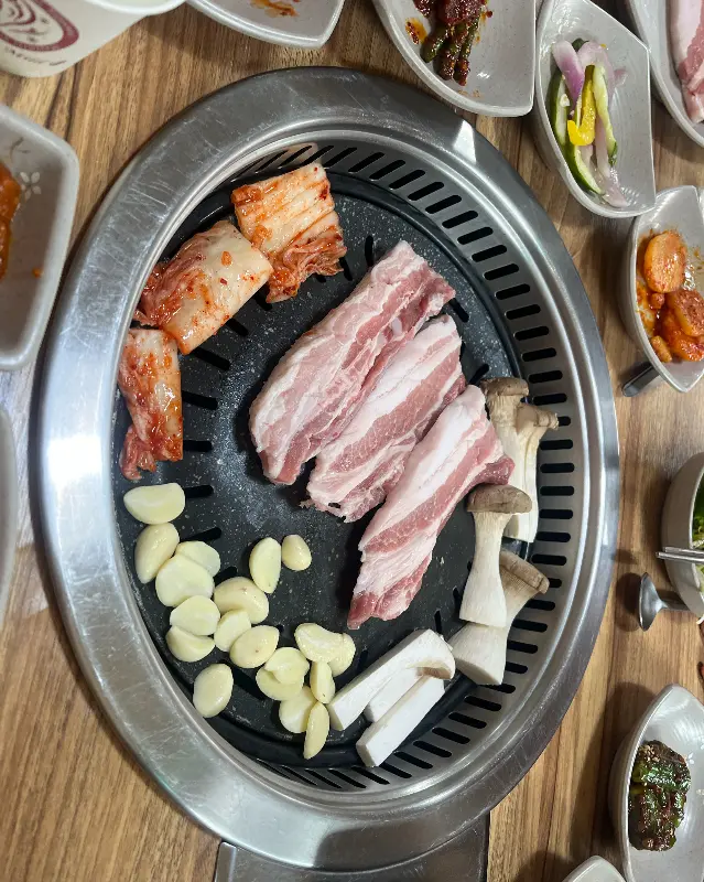 불판 위에서 맛있게 익어가는 돼지갈비