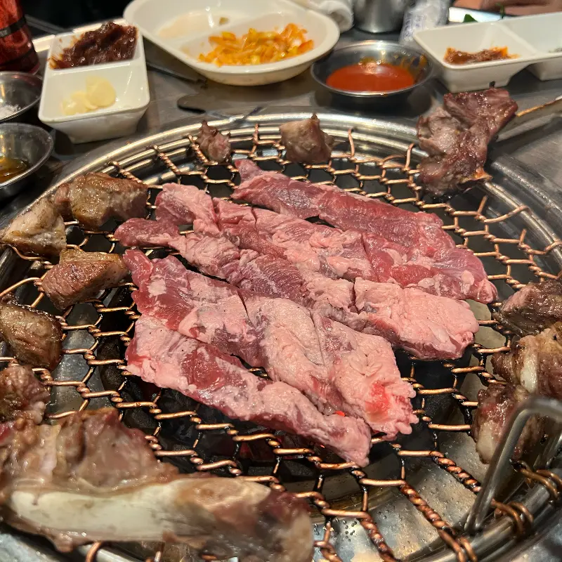 등심덧살을 굽는 모습