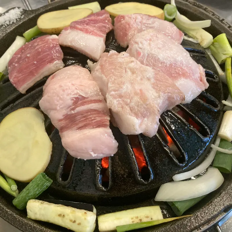 숯불 위에 올려진 돼지생갈비