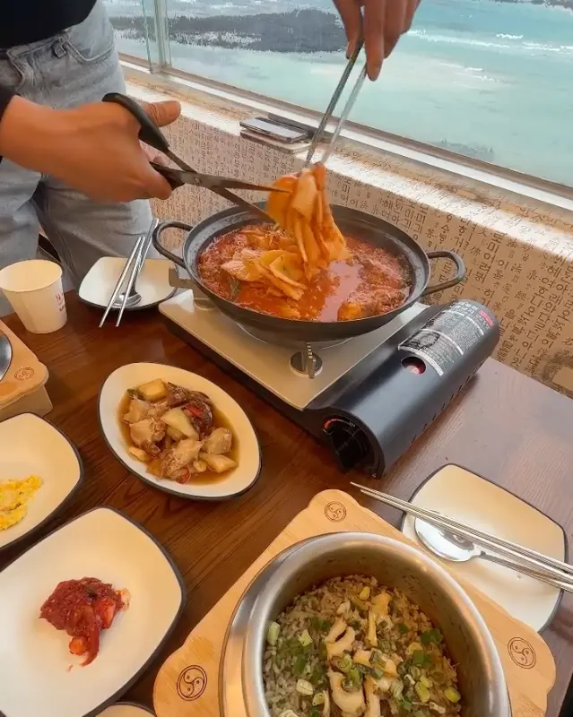 묵은지 고등어 쌈밥을 먹기 좋게 손질하는 모습