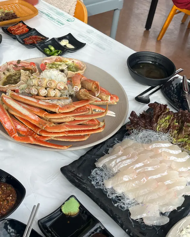 대게와 함께 제공되는 다양한 스끼다시