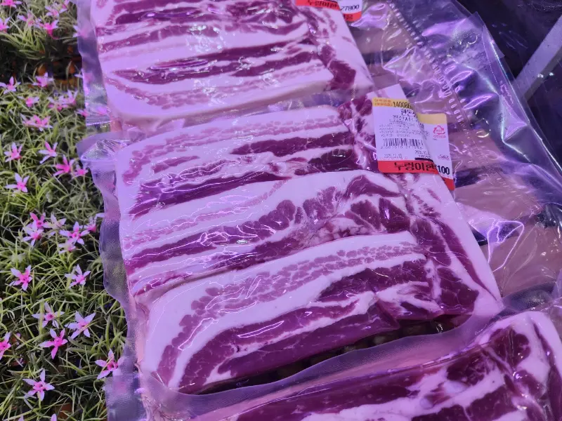 눈길을 사로잡는 삼겹살의 마블링