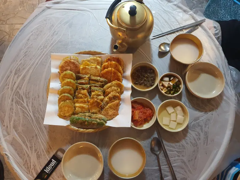 모듬전과 막걸리 한 상차림