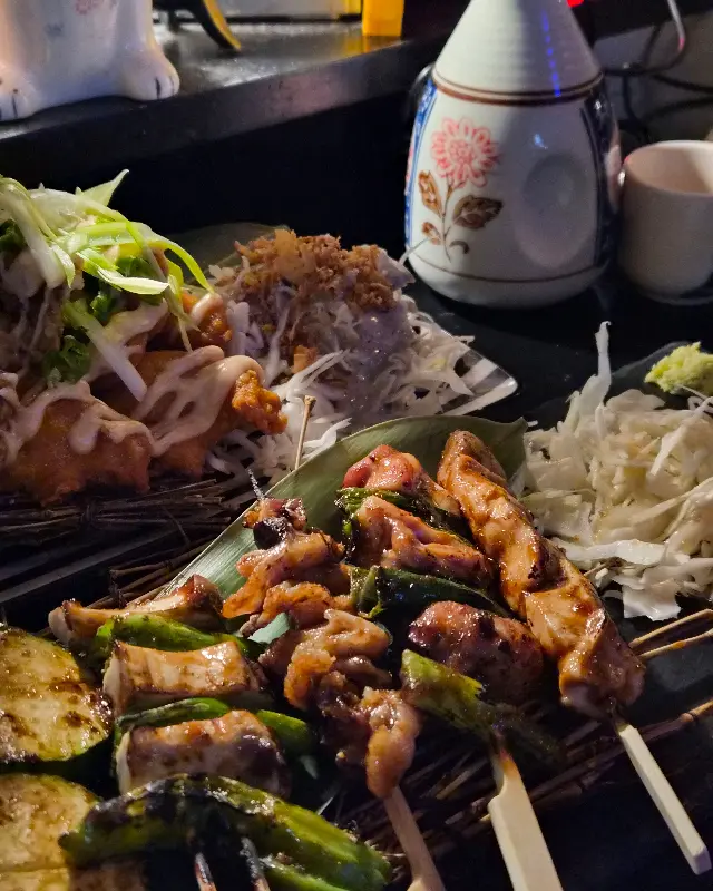 다양한 꼬치와 곁들임 채소가 담긴 플레이트