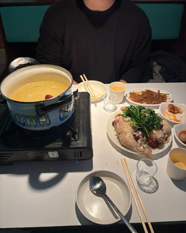 테이블 위에서 끓고 있는 부추닭