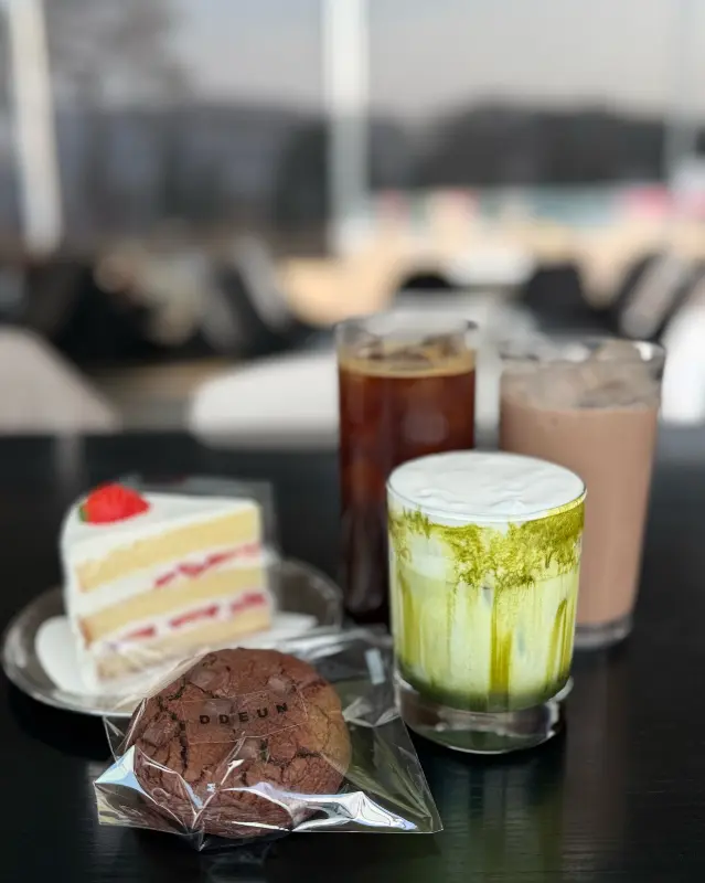 카페 뜬의 디저트와 음료
