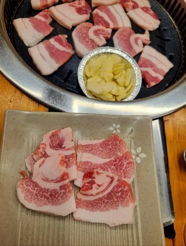 불판 위에서 익어가는 삼겹살