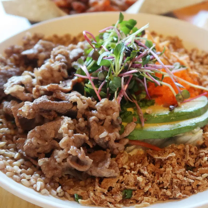 고기와 야채가 어우러진 볶음밥