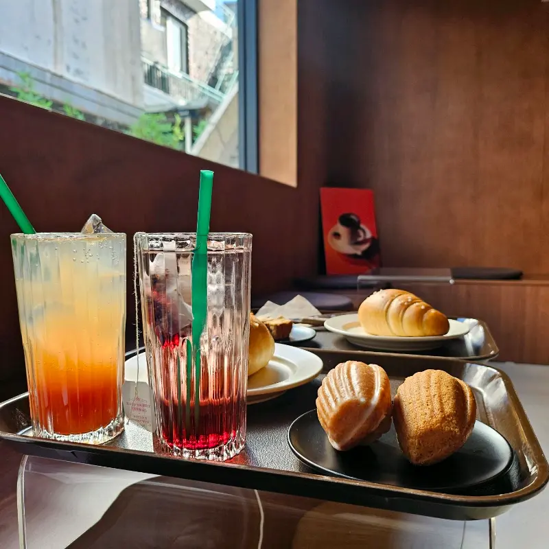 다양한 디저트와 음료