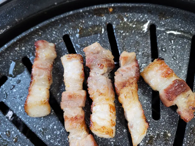 노릇하게 구워진 삼겹살