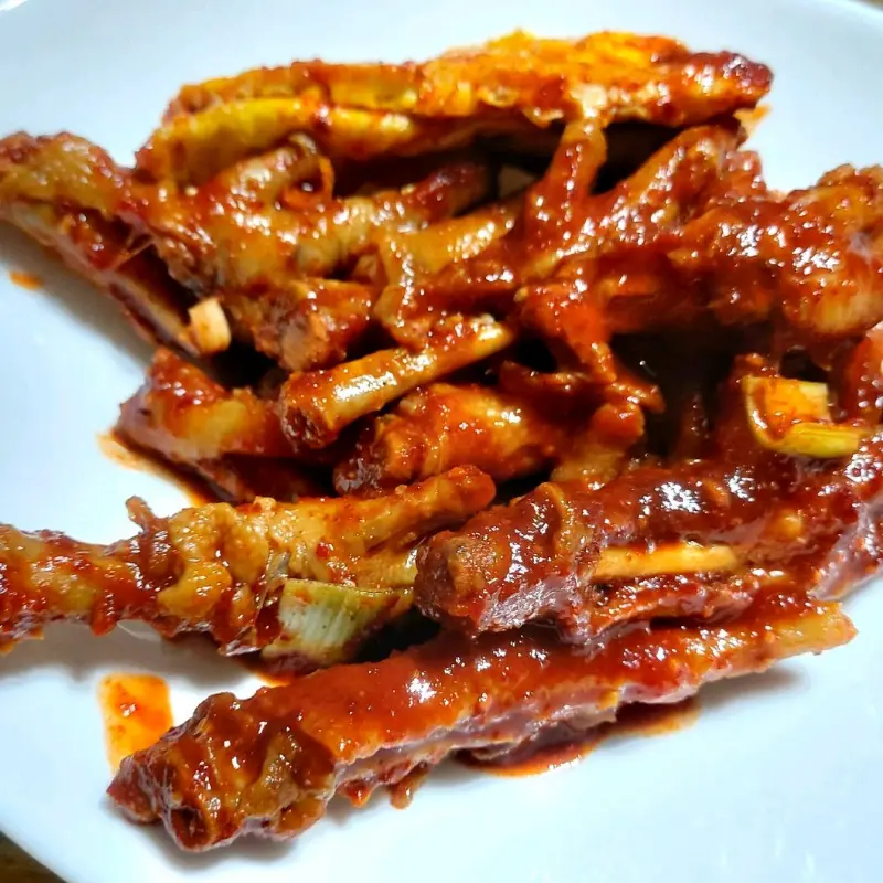 윤기가 흐르는 뼈 닭발