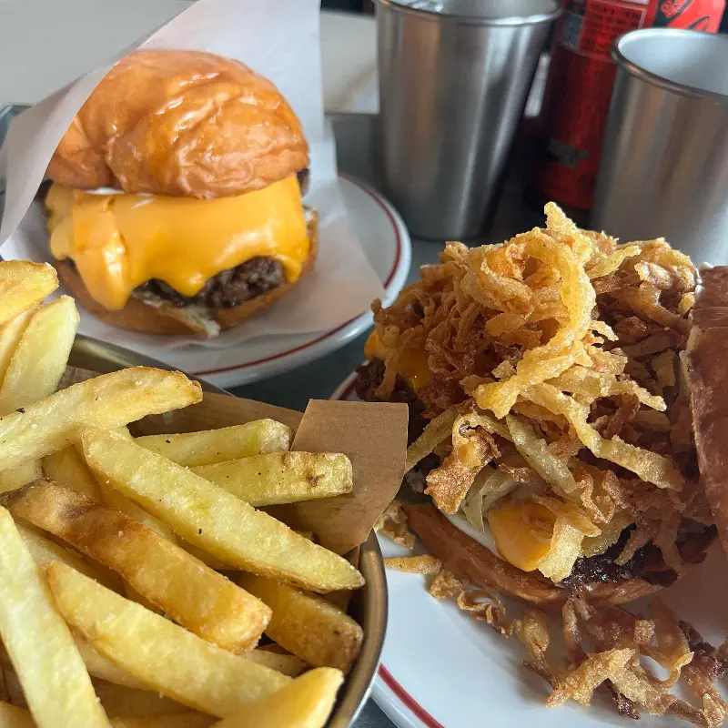 버거와 콜라, 감자튀김의 완벽한 조화