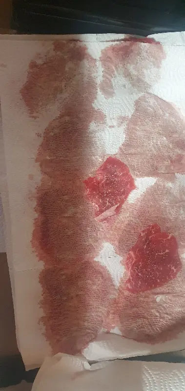 테이블 위에 놓인 신선한 고기의 모습