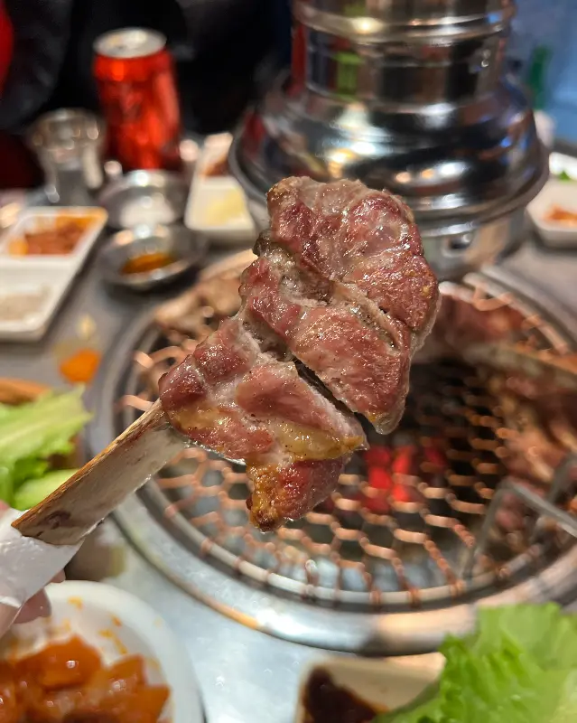 잘 구워진 뼈갈비