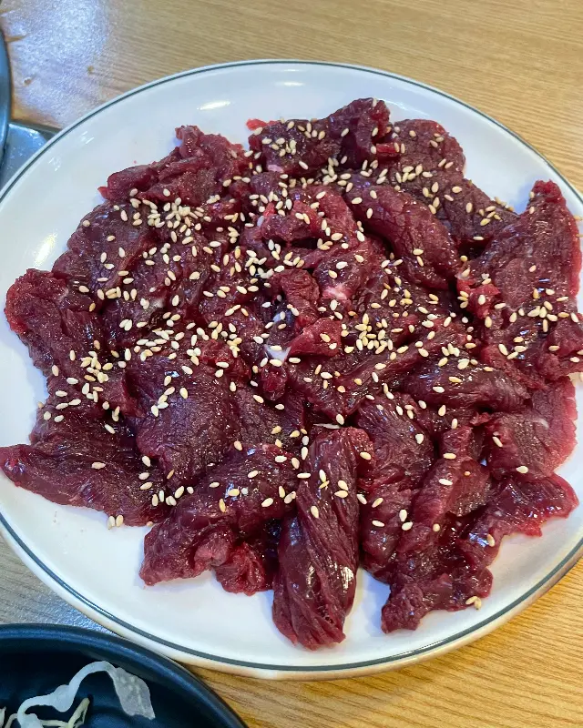 참깨가 뿌려진 신선한 육회