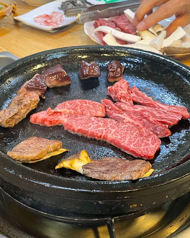 숯불 위에서 구워지는 고기