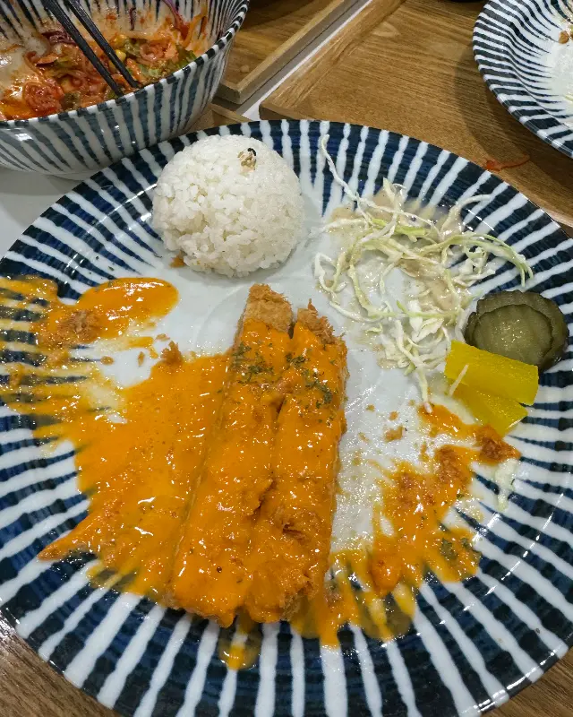 바삭한 튀김옷 속에 새우가 통째로 들어있는 통새우볼