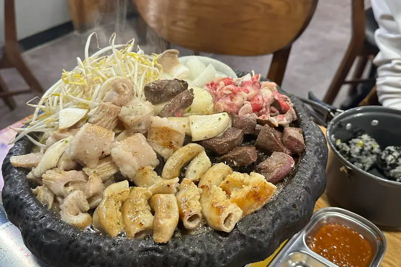 구워지고 있는 곱창 모듬