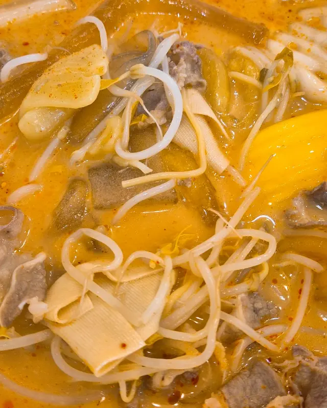 마라탕 국물에 다양한 재료가 어우러진 모습