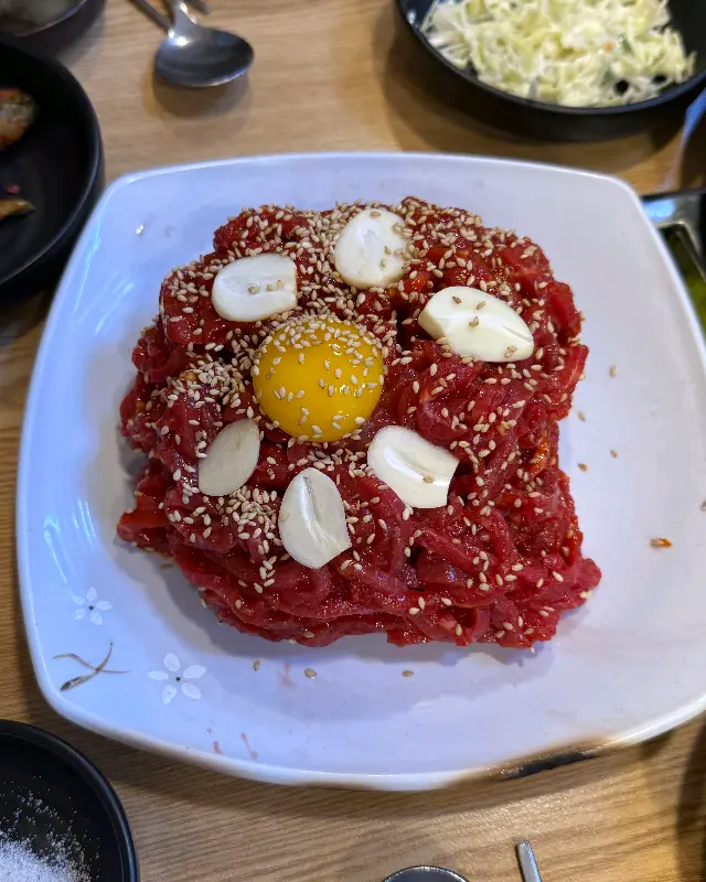 참깨가 듬뿍 뿌려진 육회