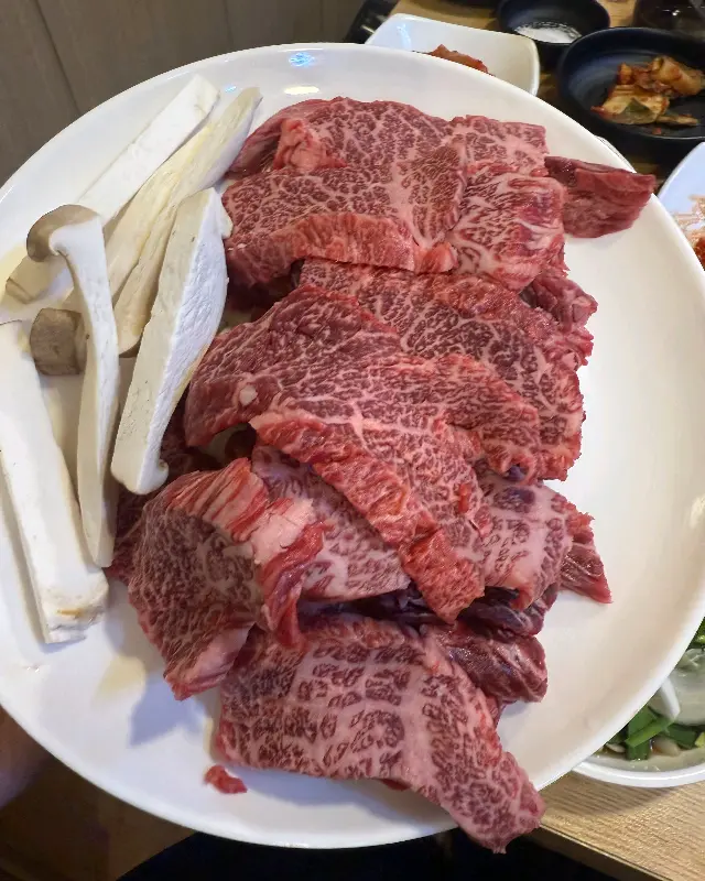 신선한 소고기 한 상 차림