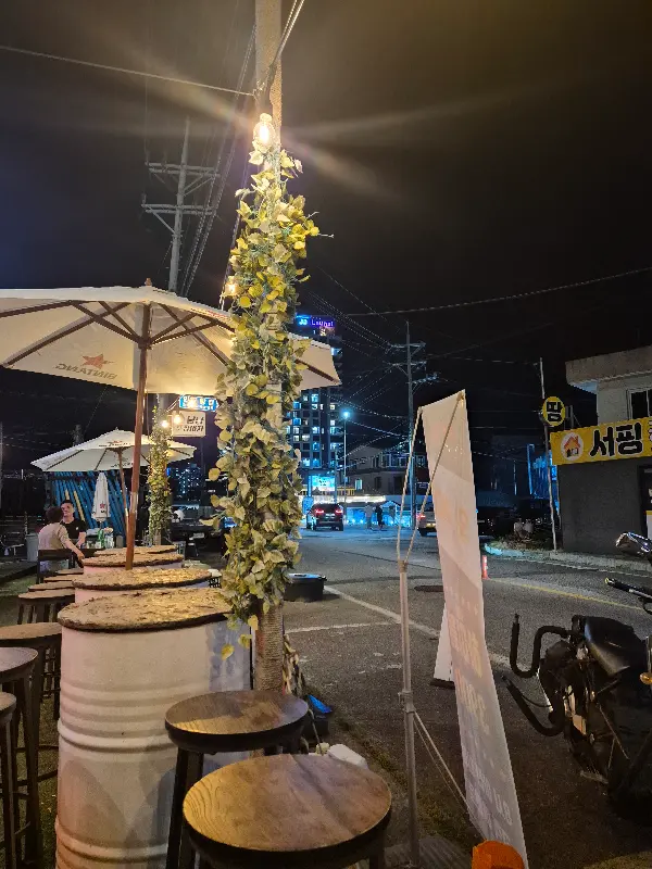 야외 테이블 좌석과 파라솔