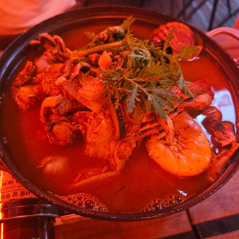 테이블 위에서 보글보글 끓고 있는 순두부 짬뽕