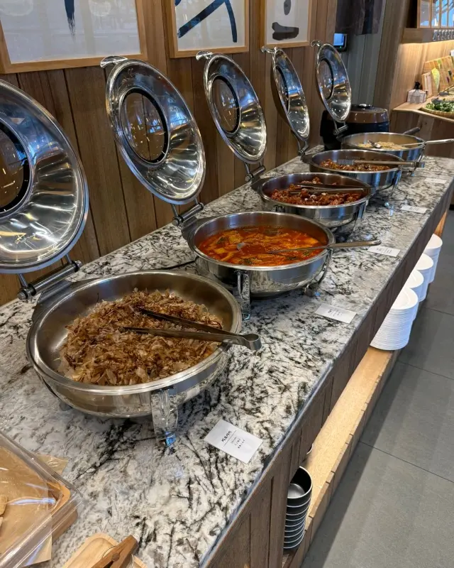 샐러드바 음식들